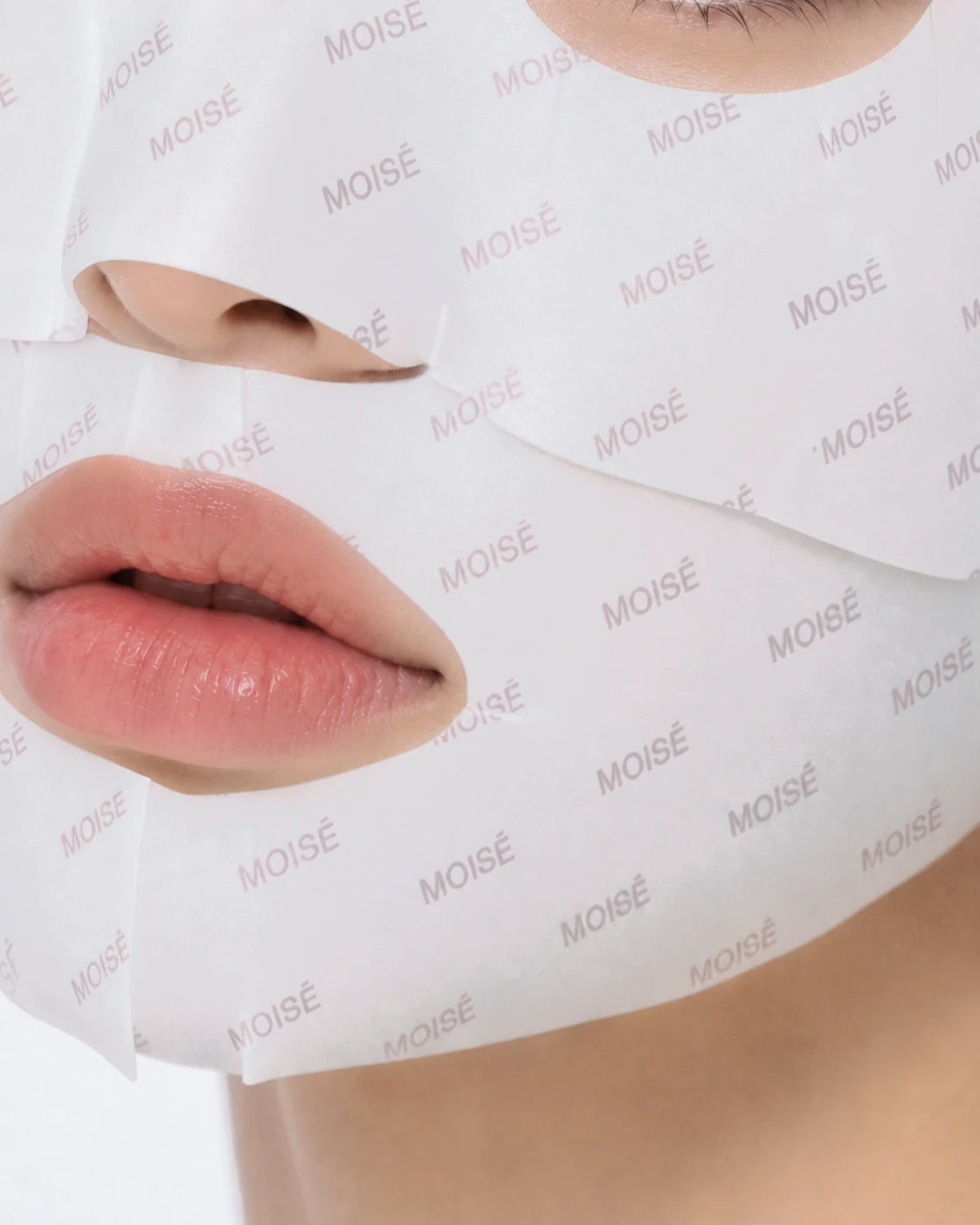 MOISĒ Lift & Refine Cream Wrapping Mask fitted on the face