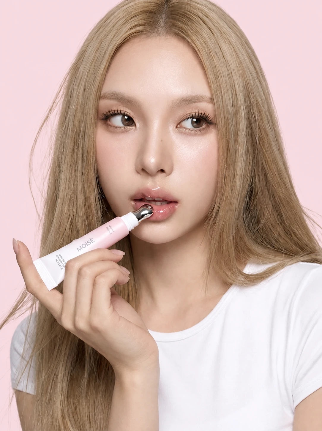 MOISĒ Volume Lip Treatment in use